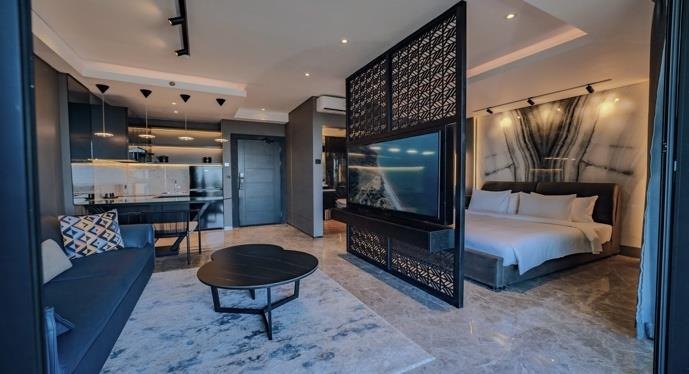 Wohnbereich einer Ein-Zimmer-Wohnung mit offener Küche
