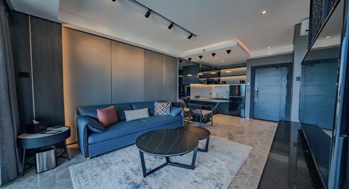 Sitzbereich einer Ein-Zimmer-Wohnung mit Sofa und Couchtisch