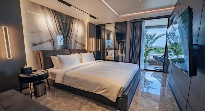 Schlafzimmer einer Zwei-Zimmer-Wohnung mit Zugang zur Terrasse