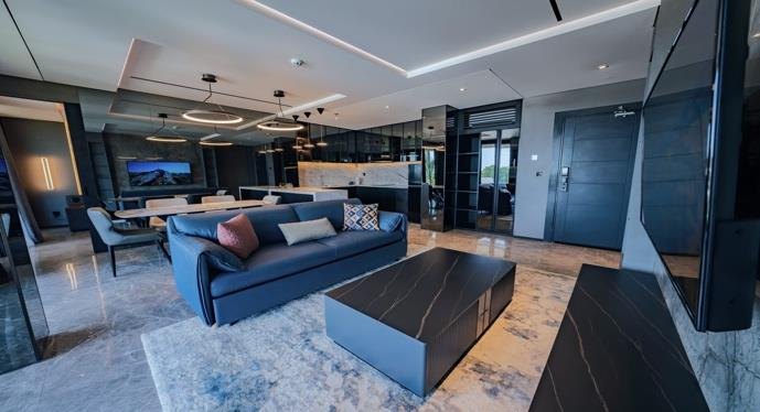 Wohnbereich einer Zwei-Zimmer-Wohnung mit Sofa und Sitzgruppe