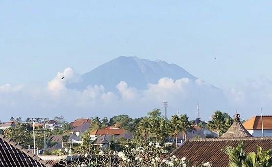 Mount Agung über den Dächern von Umalas am Mittag, aufgenommen aus dem ersten Obergeschoss