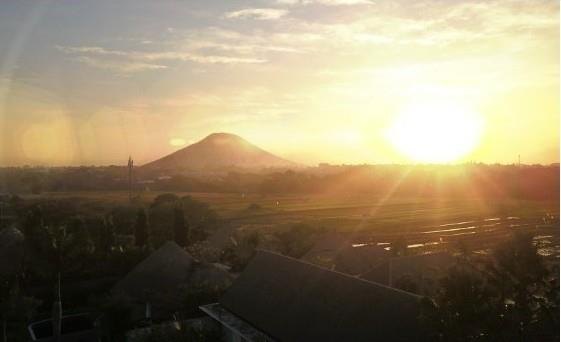 Sonnenaufgang hinter dem Mount Agung, aus dem zweiten Obergeschoss in Umalas