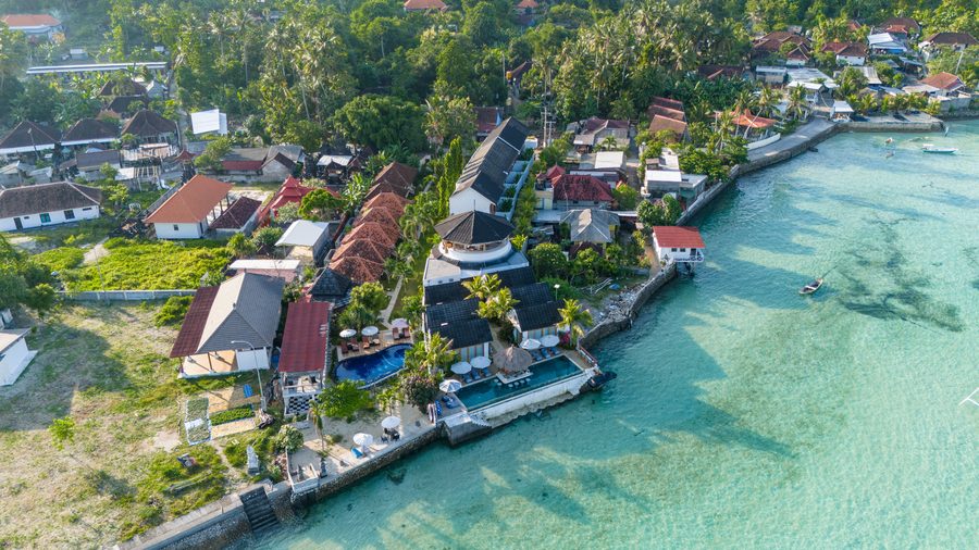 Segara Seaside Resort auf Nusa Ceningan aus der Luft, zwei Pools direkt am Wasser
